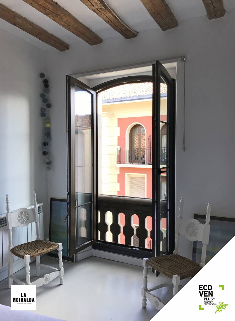 Reformar piso histórico ventanas PVC curvadas, ¿Cómo reformar un piso histórico con ventanas de PVC? / Caso de éxito: La Reinalda